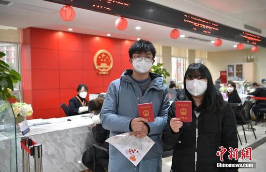 2020年2月14日,许多新人前往办理婚姻登记。刘忠俊 摄