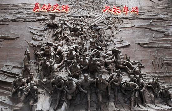  广西全州红军长征湘江战役纪念馆内的雕塑（2月3日摄）。 （新华社记者 陆波岸 摄）