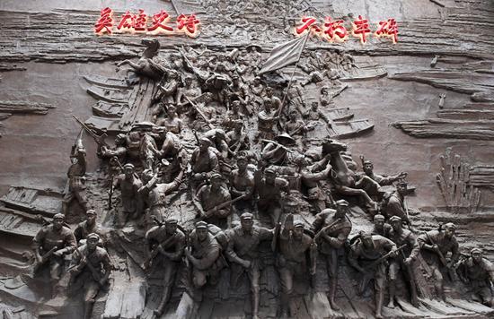 △这是位于广西全州的红军长征湘江战役纪念馆内的雕塑（2021年2月3日摄）。新华社记者 陆波岸 摄