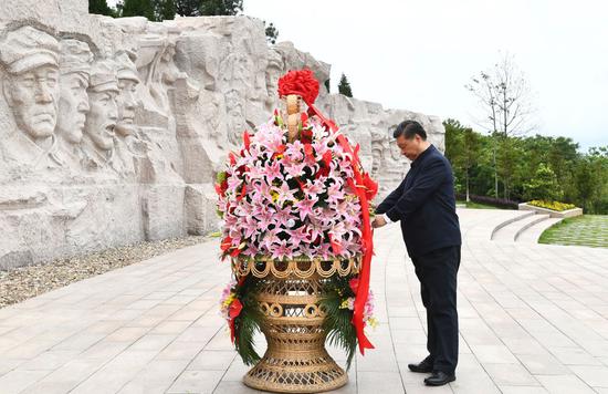 △2021年4月25日至27日，中共中央总书记、国家主席、中央军委主席习近平在广西考察。这是25日上午，习近平在位于桂林市全州县的红军长征湘江战役纪念园，向湘江战役红军烈士敬献花篮。新华社记者 谢环驰 摄