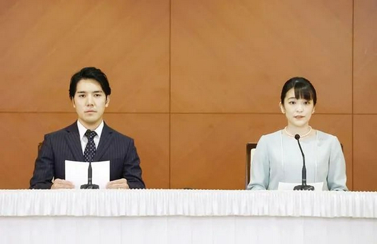 ·真子（右）与小室圭在宣布结婚的记者会上先后发言。
