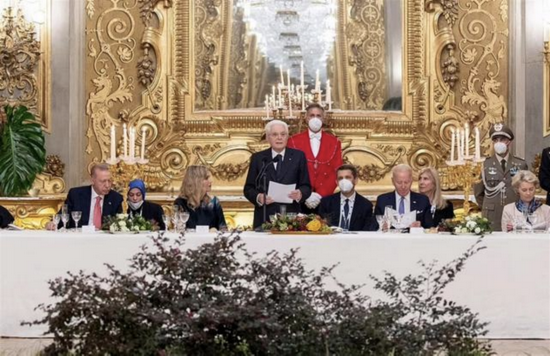 意大利总统马塔雷拉（中）与土耳其总统埃尔多安（左一）、荷兰女王马克西玛（左二）、美国总统拜登（右二）和欧盟委员会主席乌尔苏拉·冯·德莱恩（右一）在G20的晚宴上
