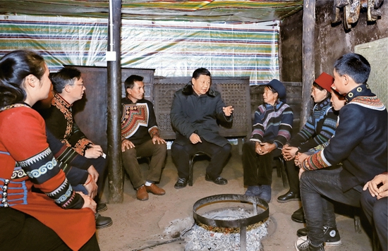 2018年2月12日下午,中共中央总书记、国家主席、中央军委主席习近平在成都市主持召开打好精准脱贫攻坚战座谈会并发表重要讲话。这是2月11日上午,习近平在凉山彝族自治州昭觉县三岔河乡三河村节列俄阿木家中同村民代表、驻村扶贫工作队员围坐火塘边,共谋精准脱贫之策。 新华社记者 鞠鹏/摄