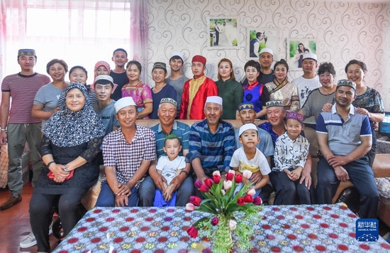 这是家住内蒙古呼伦贝尔的夏民山（前排右三）家的家庭合影。他家由回族、汉族、蒙古族、达斡尔族、鄂温克族、满族共6个民族组成，45口人，三代同堂（2017年7月16日摄）。新华社记者 连振 摄