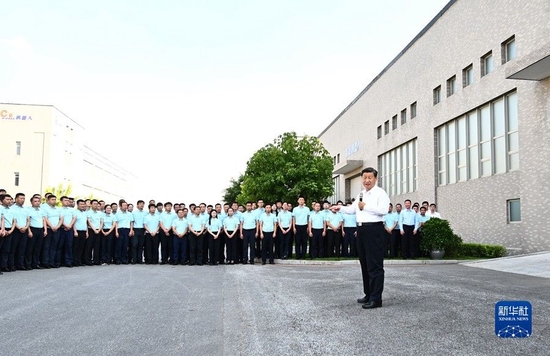 8月16日至17日，中共中央总书记、国家主席、中央军委主席习近平在辽宁考察。这是17日下午，习近平在沈阳新松机器人自动化股份有限公司考察时，同企业员工代表亲切交流。 新华社记者 燕雁 摄