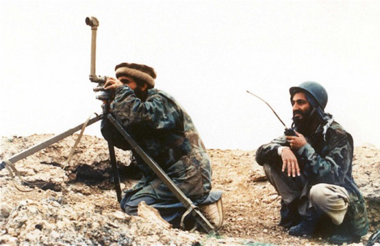 20世纪80年代，本·拉登（右）曾在阿富汗参与对抗苏联的游击战。