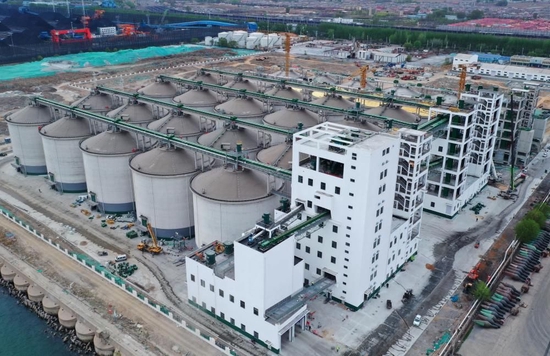 工人在中央储备粮秦皇岛直属库有限公司海港粮食储备基地项目建设工地