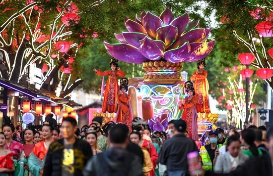  4月25日，西安大唐不夜城步行街区进行花车巡游。新华社发（邹竞一 摄）