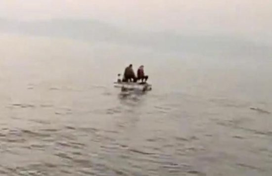 男子“手搓”小船携子游太湖被困，无锡公安紧急救援