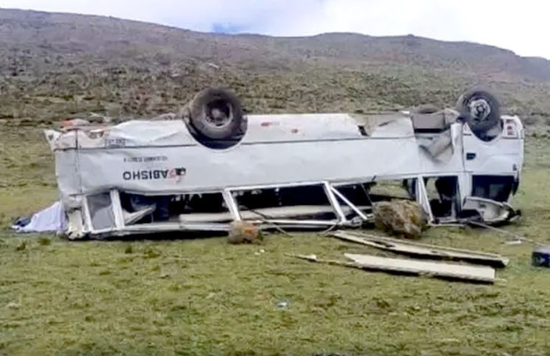 秘鲁一巴士坠入山谷 已致8死12伤