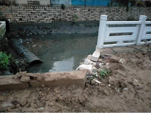  （图说：遇难孩子母亲称事发地当时没有围栏和任何防护措施）