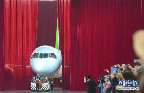 我国自主研制的C919大型客机首架机，在中国商飞公司总装制造中心浦东基地厂房内正式下线（2015年11月2日摄）。 新华社发（裴鑫 摄）