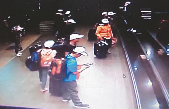 脱团越南旅客的监控画面 (图源:说相符信休网)