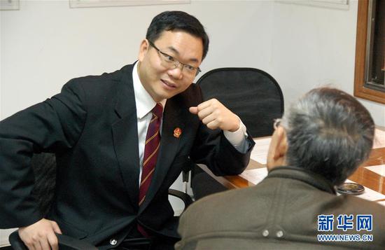 时任上海市长宁区人民法院院长的邹碧华在接待起诉当事人（2009年2月3日摄）。 新华社发