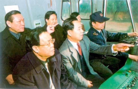 图为1999年，傅志寰在广铁集团指导提速试验。 图片来自《我的情结》一书