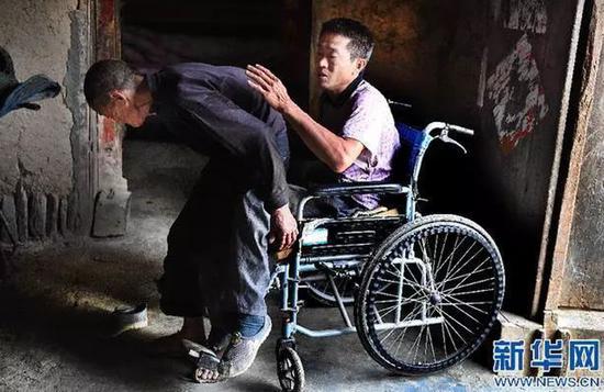 父爱如山图片:这8个瞬间 让我们重新认识到了父爱如山(图) 来源:新华网