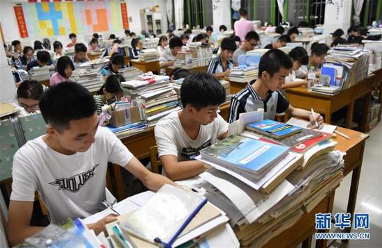  实施普通高中新课程的省份不再制定考试大纲。  新华社 资料图