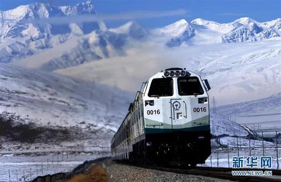(图为列车行驶在雪域高原的青藏铁路上 2006年10月25日 新华社记者 觉果 摄)