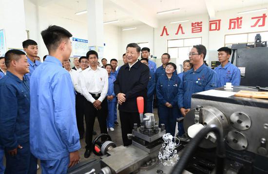 8月20日下午，习近平在张掖市山丹培黎学校现代制造技术实训室，观看职业技能实训，同师生亲切交流。