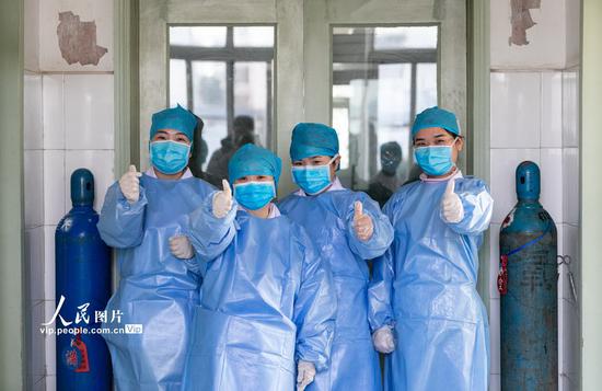 2020年2月3日，安徽省淮北矿工总医院发热门诊、留观室及隔离病区，在疫情最前线的白衣天使们相互鼓劲加油。陈文骁/人民图片