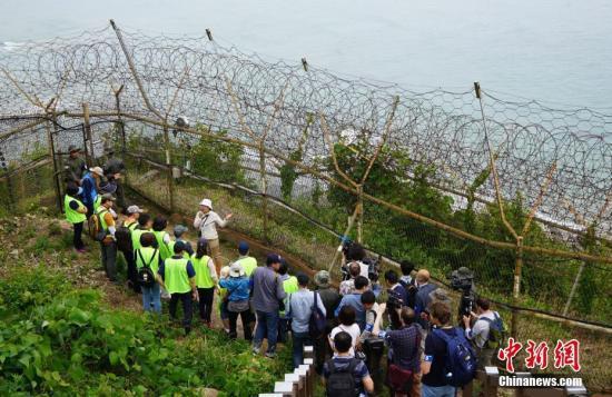 2019年6月，韩国首次向公众开放韩朝非军事区徒步游。图为游客正在体验徒步游，步道周围铁丝网环绕。中新社记者 曾鼐 摄