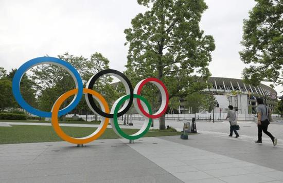 ▲6月12日拍摄的五环标志和东京奥运会主场馆“国立竞技场”一角。（新华社记者 杜潇逸 摄）