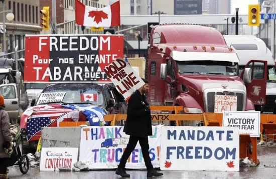 ·堵塞渥太华公路的“自由车队”，一些车辆上可以看到美国国旗和加拿大国旗。