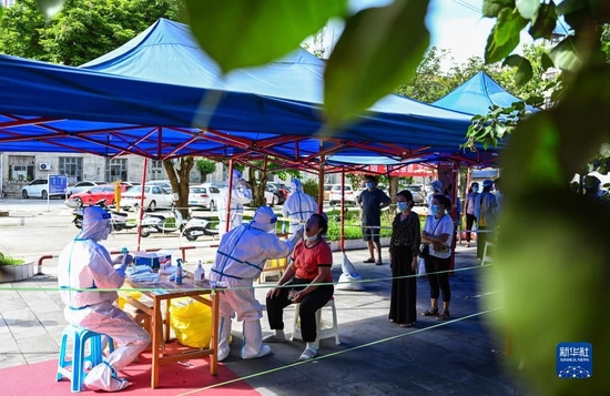 防疫人员在云南省瑞丽市友谊社区为居民进行核酸检测（2021年7月8日摄）。新华社记者 王冠森 摄