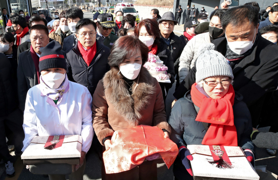  2月2日，支持者手捧礼物，聚集在朴槿惠私宅外。（韩国《每日新闻》）