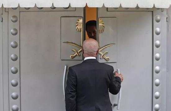 10月19日，在土耳其伊斯坦布尔，一名男子进入沙特驻土耳其伊斯坦布尔领事馆。新华社/美联
