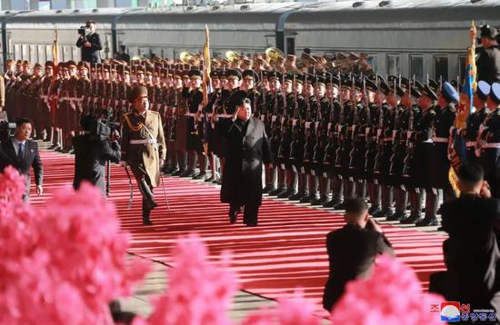 朝中社2月24日提供的照片显示，朝鲜最高领导人金正恩参加在平壤火车站内举行的出访欢送仪式。新华社/朝中社