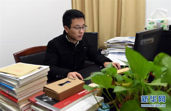 南京航空航天大学马克思主义学院党总支书记徐川在办公室回答网友在其微信公众号“南航徐川”上的留言（1月11日摄）。新华社记者 马宁 摄