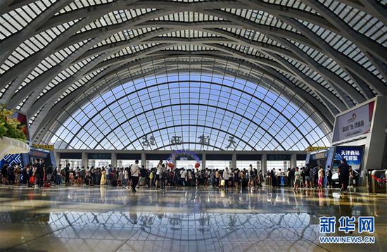 6月9日，旅客在天津西站候车大厅排队等候。据悉，全国铁路9日迎来端午小长假返程客流高峰，预计发送旅客1370万人次，加开旅客列车889列。新华社发（杨宝森 摄）