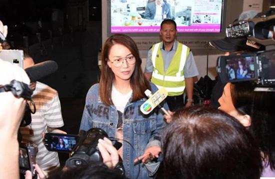 英皇网:任达华返港进ICU 英皇:手伤较重怕伤及神经线 霍汶希介绍任达华住院情况(图片来源:香港《明报》)