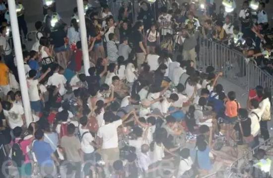  2014年，百多名罢课学生冲进香港政府总部外广场。