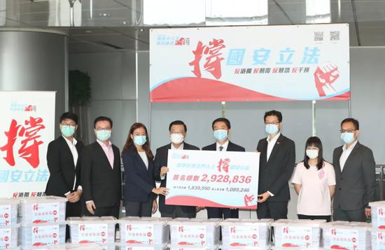 △骆惠宁(右四)与谭耀宗、吴秋北及参与签名的大律师、街站义工、青年门生、企业员工等5位市民代外相符影