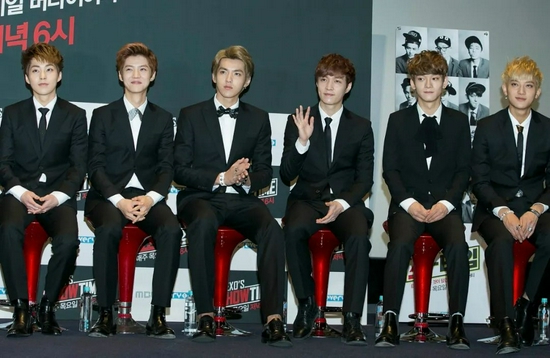 2013年11月28日，男团EXO-M组合在韩国首尔参加《EXO&#39;s Showtime》新闻发布会