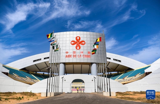 这是2021年11月21日在塞内加尔首都达喀尔拍摄的塞内加尔竞技摔跤场。塞内加尔竞技摔跤场是中国在塞内加尔规模最大的援助项目，可同时容纳2万名观众，是非洲首座现代化摔跤场。新华社记者 李琰 摄
