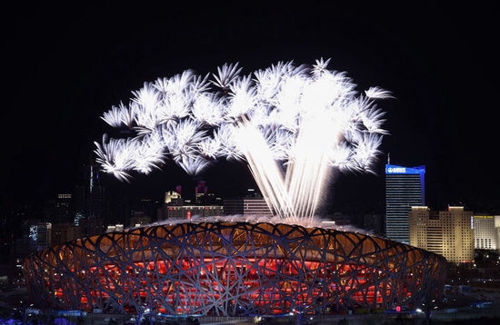 北京2022年冬奥会开幕式上的焰火表演（2月4日摄）。新华社记者 卢烨 摄
