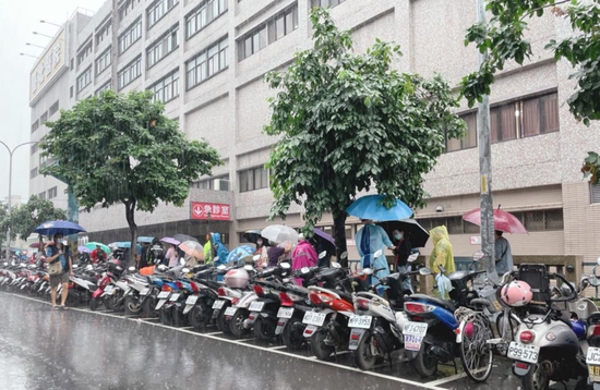 台湾众多医院超负荷运转 民众雨中排长队等待检测