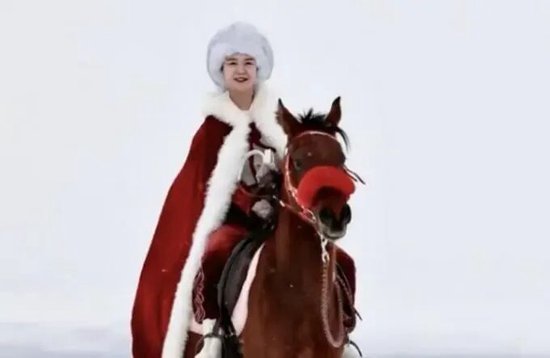 贺娇龙悼念仪式举行，市民驱车数百公里送别