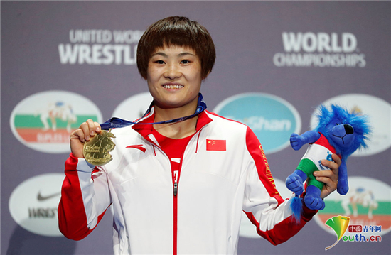 2018年世界摔跤锦标赛中,中国选手荣宁宁在女子自由式摔跤57公斤级的比赛中夺得金牌。资料图