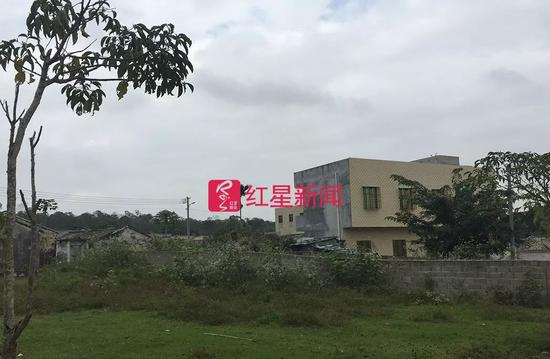 ▲黄家光用一片面补偿款在村里盖了新房