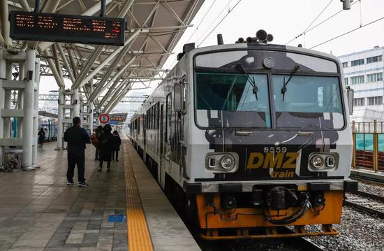 2019年2月20日，乘客们在首尔站准备登上“DMZ和平列车”。新华社记者王婧嫱摄