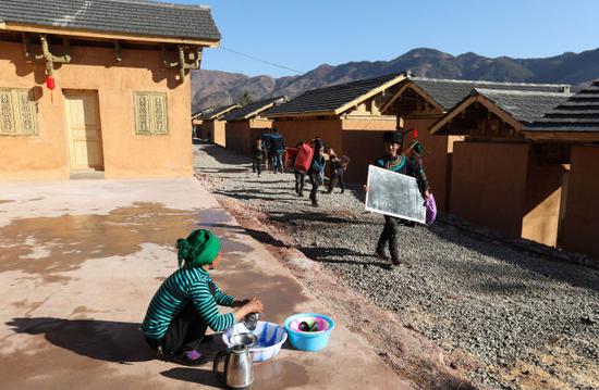 　　↑在位于大凉山腹地的四川省昭觉县三河村易地扶贫安置点，彝族村民喜搬新居（2019年2月11日摄）。新华社记者 江宏景 摄