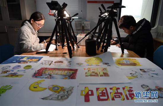 在南京航空航天大学大学生思想政治文化产品工作室，“一分钟”微视频团队的学生在绘制简笔漫画（1月11日摄）。“一分钟”系列微视频通过简笔漫画和诙谐幽默的语言在大约一分钟的时间内讲解各种时事热点、航天知识、校园政策等内容。 新华社记者 马宁 摄
