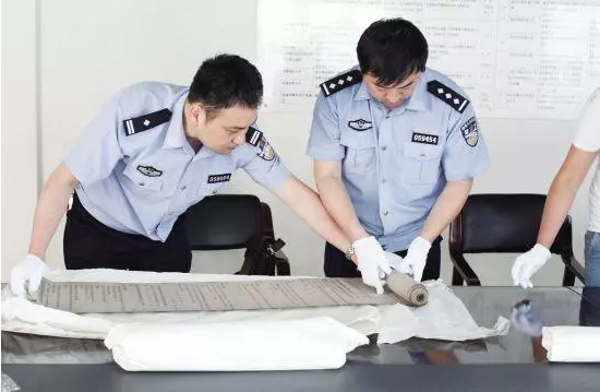  ↑办案民警查看文书