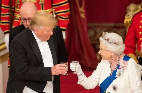 当地时间6月3日，美国总统特朗普夫妇访英，在白金汉宫出席国事晚宴，英国女王伊丽莎白二世及其他王室成员和政要出席。/视觉中国