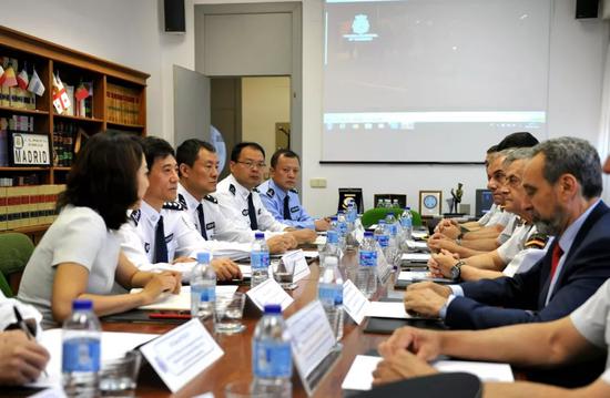 舌战法庭:跨国缉捕舌战法庭 中国警方海外行动比网剧还精彩 2019年6月4日,公安部刑侦局局长刘忠义(左二)与西班牙国家警察总局官员会谈。新华社记者郭求达 摄