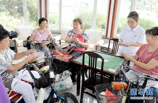 唐山市截瘫疗养院的住院者在一起玩牌（7月25日摄）。 新华社记者 赵鸿宇 摄